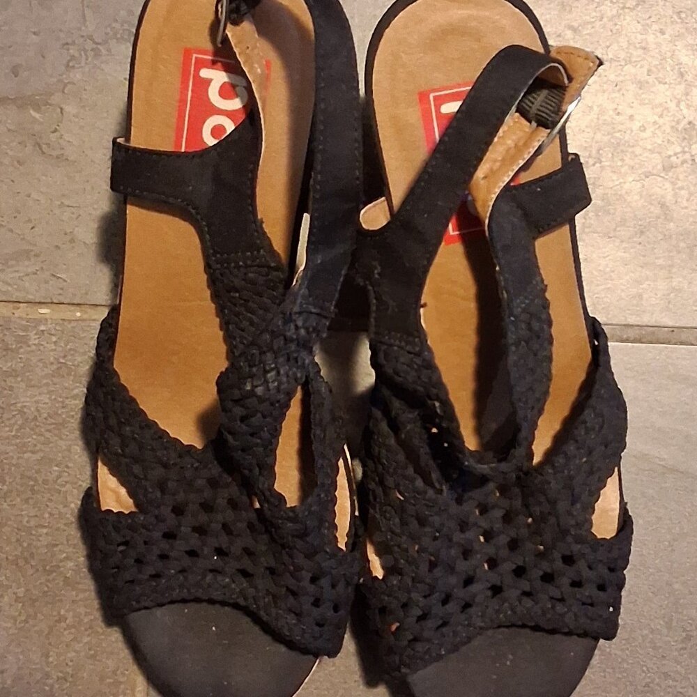 Cute Wedge Sandals - image 2